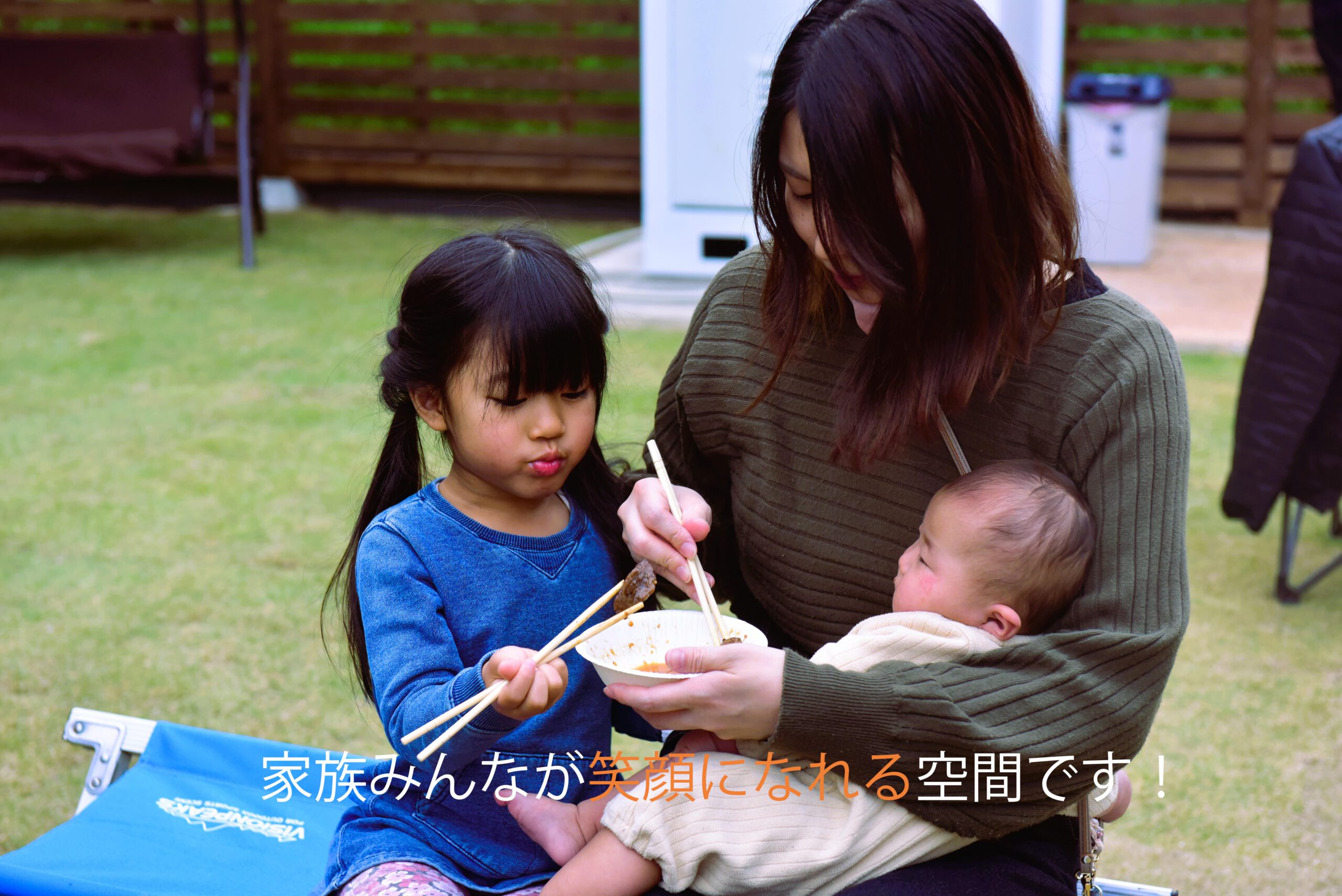 赤ちゃんがいる家族が楽しんでいる写真